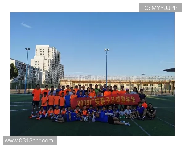 亲子同乐足球时光记录温馨瞬间的幸福合影 亲子同乐足球时光记录温馨瞬间的幸福合影